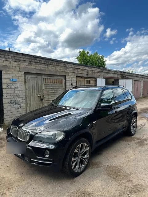 Чёрный BMW X5 после работы